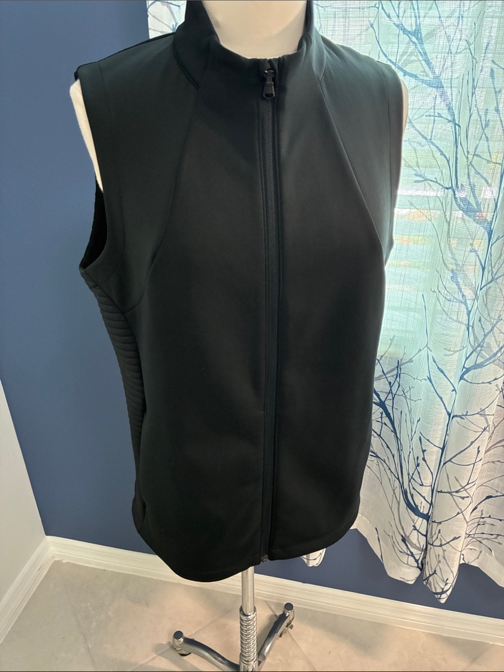 Under Armour Sleek Black Zip-Front Sleeveless Vest